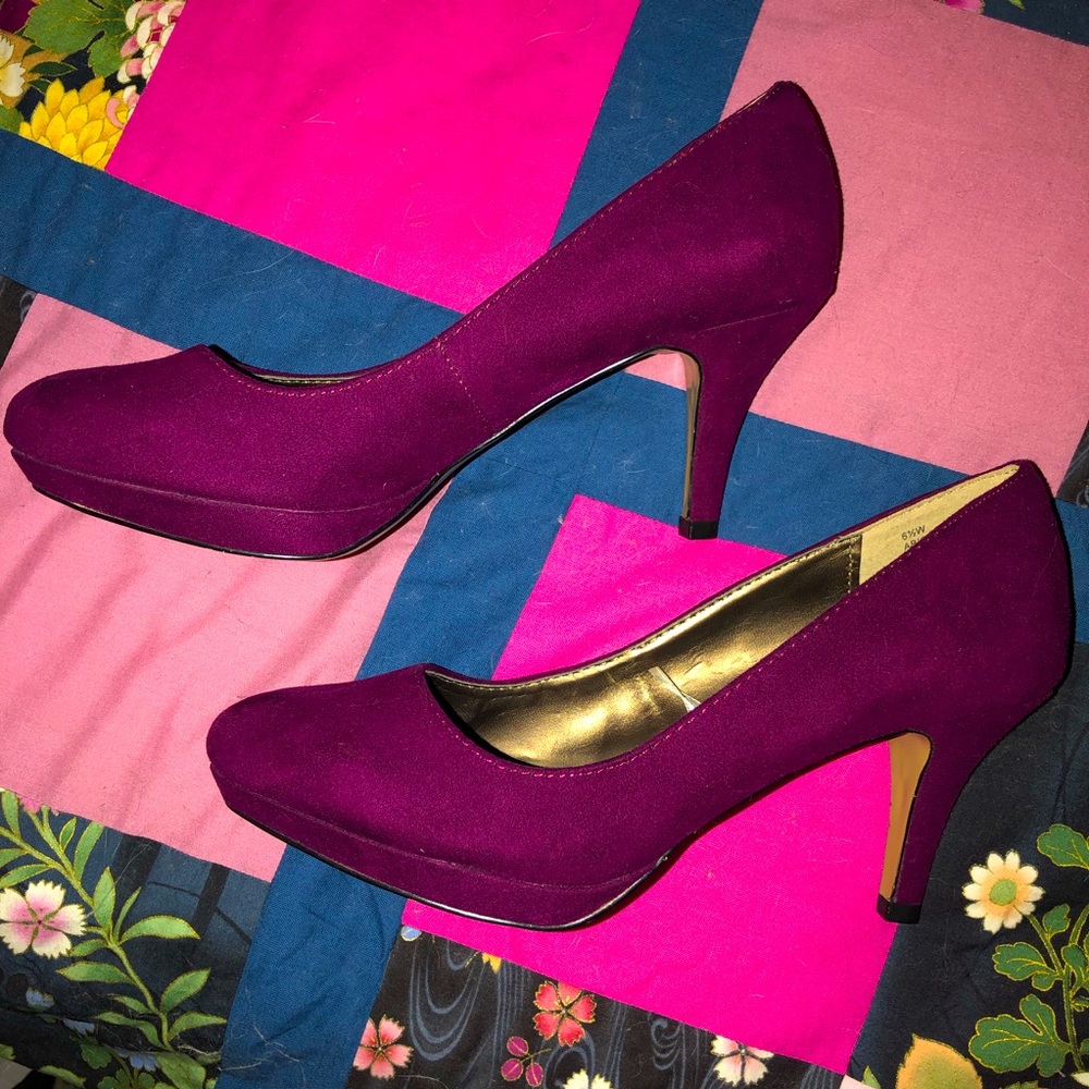 2/$20 Faux suede size 6.5W wine colored